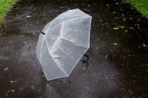 雨に困る女性に男性が傘をあげる…経験者が語る、この行為の3パターンの理由