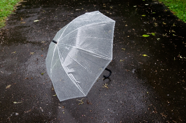 雨に困る女性に男性が傘をあげる 経験者が語る この行為の3パターンの理由 ニュースサイトしらべぇ