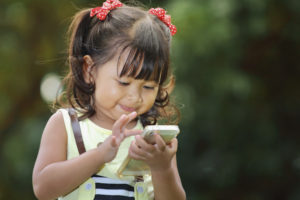 外食時に子供にスマホを渡すのは「教育の放棄」　長嶋一茂の主張に親たちが大反論