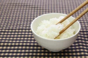 【ダイエット】ご飯を〇〇するだけでカロリー半分に！　話題の炊き方にも同じ効果