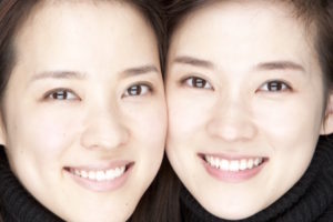 「鼻アイプチ」の効果を双子（同じ顔）で検証！　してる方してない方、どちらが人気？