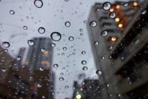 【ぜんぶ雨のせいだ！！】悪天候による「不幸せな気分」を和らげる方法