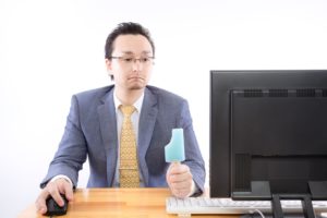 仕事中にエッチな動画を見たことがある男性は〇％！　「真剣な顔しながら…」