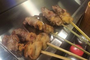 焼き鳥の「串外し」はマナー違反？NG派は福井県発のチェーン「秋吉」に行け！