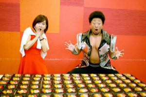 プロレスラーと元アイドルが絶品寿司で大食い競争！衝撃の◯個完食！