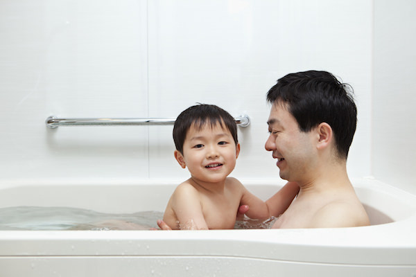 イクメン論議に決定打 子供と一緒にお風呂に入るパパは出世派 Sirabee