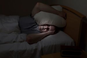 【寝つきが悪い人必見】深呼吸が入眠に抜群の効果を発揮する！　その正しい方法とは？