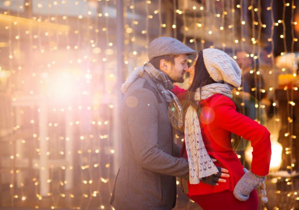 Young pregnant couple portrait in winter town_sirabee