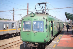 渋谷ハチ公前「60年前の電車」がまだ現役！まもなく引退する「青ガエル」に乗るなら今