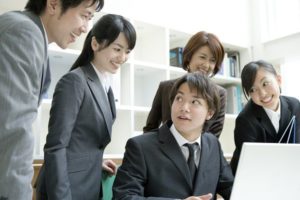 笑顔の企業広告