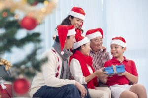 【非リアに朗報】クリスマスを家族と過ごす人は恋人の4倍