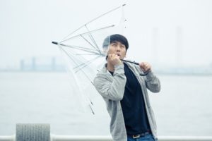 傘と男