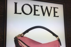 LOEWE、INGNI…いまさら人に聞けない難読ブランド名6選