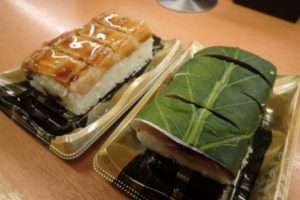 【衝撃】スシローの持ち帰り『さば寿司』と『穴子寿司』は店内で食べられる