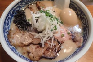 看板の無いとんこつラーメン店『愚直』がウマすぎた