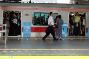 【これが正解】「足を踏まれたら？」「絡まれたら？」電車トラブルの最適な対処法を弁護士が解説