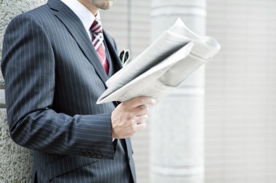 新聞を読む男