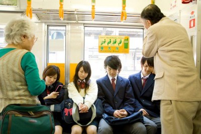 電車で席を譲る