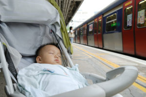 電車で赤ん坊が大泣き…母親が訴え「赤ちゃん専用車両を」