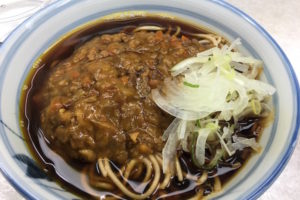 昭和感漂う！笹塚立ち蕎麦屋の「キーマカレー蕎麦」に胸熱 