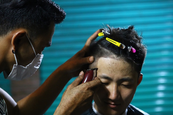 バンコクの路上散髪屋で日本人がロッカー風の髪型に挑戦した ニュースサイトしらべぇ