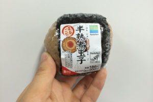 驚愕！コンビニの「ラップおにぎり」はおばちゃんが手で握っていた