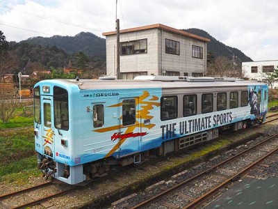 若桜駅に展示中の「隼」ラッピング車両