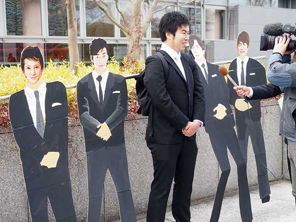 京都大学で「伝統のコスプレ」卒業式 あの5人組も登場、謝罪 – ニュースサイトしらべぇ