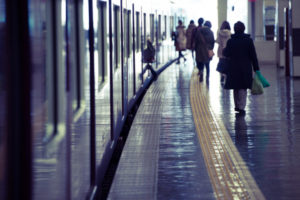 電車の空席におじさんが猛ダッシュ！世の女性の反応は…