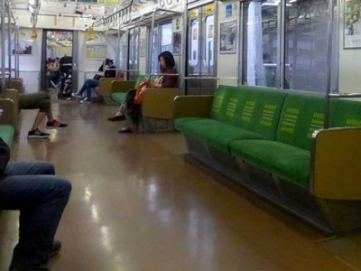 鶴見線の車内