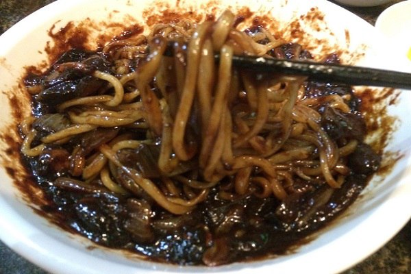 ブラックデージャジャン麺