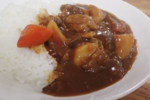 アウトドアメーカー「スノーピーク」が教える日本酒煮込みカレーが激ウマ