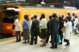 ブチ切れる人も！満員電車の「賛否がわかれる行動」3つ