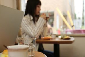 ブラック飲食店をよく利用するのは若者　そこに潜む負の連鎖