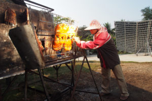 800枚の鏡を使って太陽光で鶏肉を焼く！？タイの焼き鳥屋