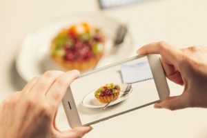 リア充ほど不快に？飲食店で「料理の写真を撮る人」は迷惑か