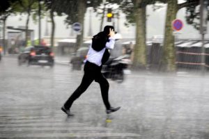 傘泥棒より許せない！「雨の日」に遭遇したマナー違反者5選