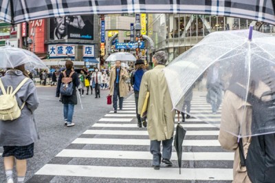 傘を差す人々