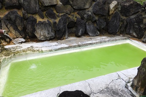 エメラルドグリーン温泉