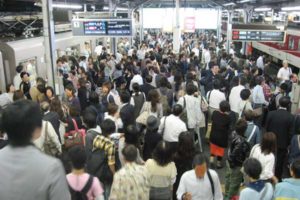 あったんだ！社畜に夏休み　「あめとムチ」で飼育と指摘も