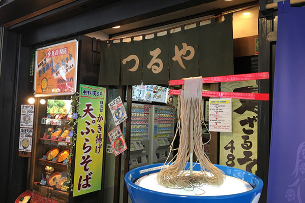 空中に浮く箸が目印 上野駅立ち蕎麦屋のジャンボ蕎麦 ニュースサイトしらべぇ
