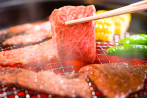 【衝撃】異性の「焼肉奉行」は迷惑行為？絶対に認めない人の主張