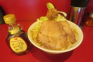 ラーメン二郎にメープルシロップをかけると激ウマ！デカ盛りパフェに変身