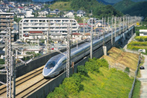 足上げリラックスに動画視聴　相次ぐ鉄道運転士の「不祥事」