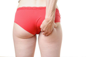 太っている人に多い! パンツの食い込みを外でも直す人の特徴