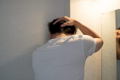 落ちこむ人