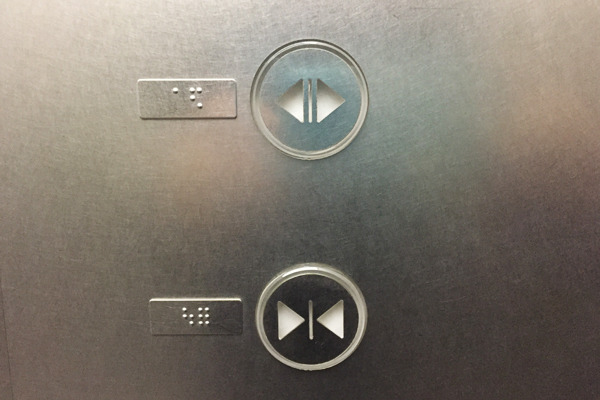 エレベーターの開閉ボタン画像1