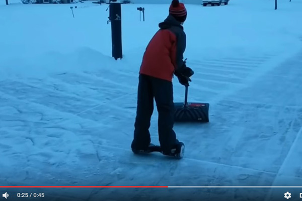 これは新しい ホバーボードに乗って雪かきが楽しく捗りそう ニュースサイトしらべぇ