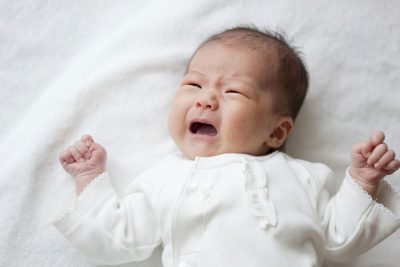 泣く赤ちゃん