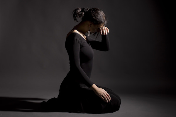 泣く女性